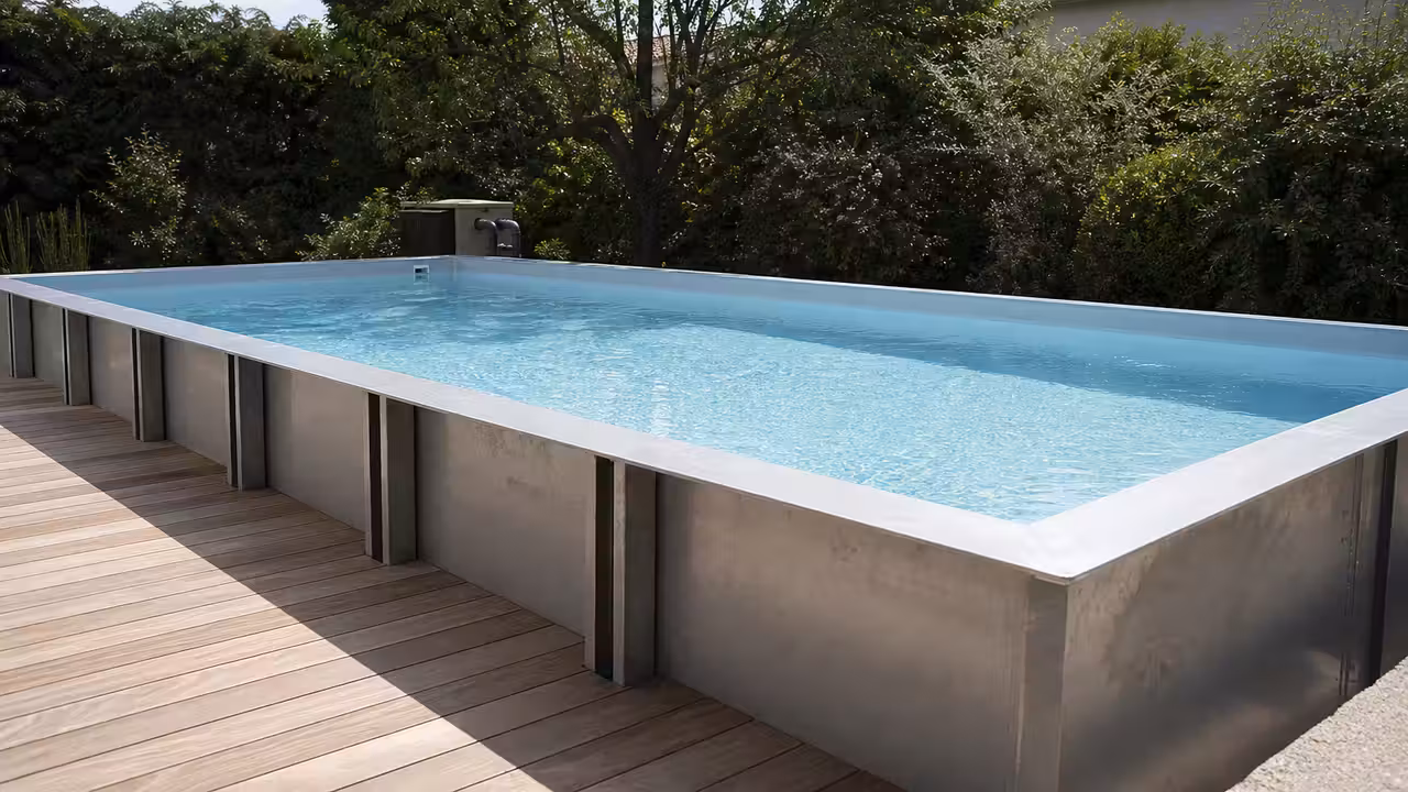 Piscine hors-sol rectangulaire à panneaux rigides installée sur une dalle, près d’une terrasse en bois