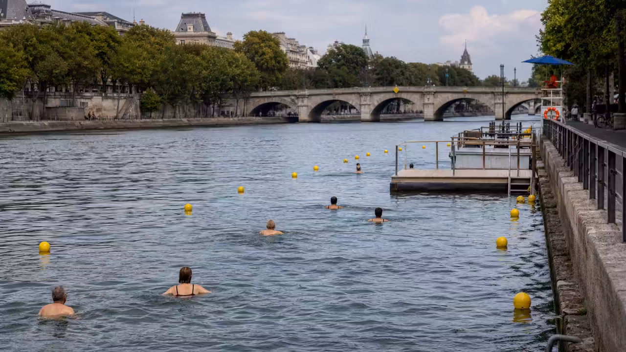 Zone de baignade aménagée sur la Seine avec pont parisien, accès sécurisé et nageurs encadrés