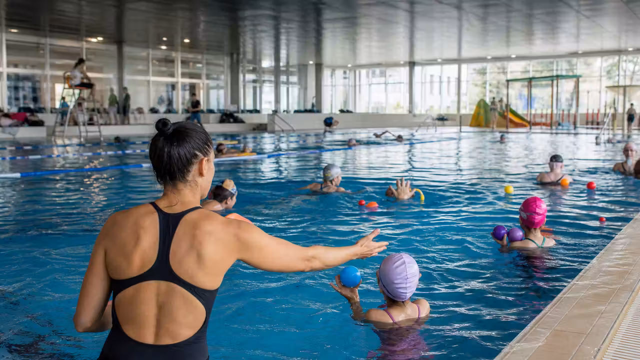 Bassin intérieur de 25 mètres animé par une séance aquatique familiale encadrée dans une piscine publique