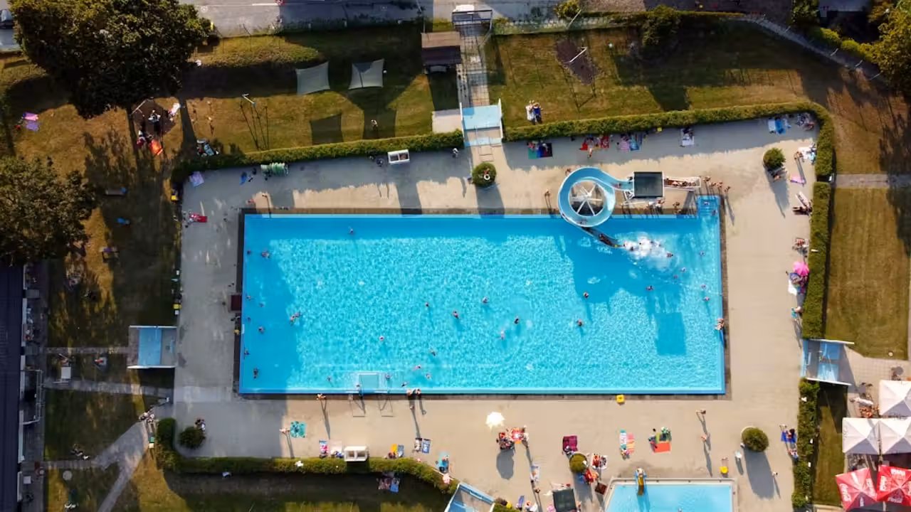 Bassin extérieur vide du centre nautique lyonnais, fermé pour rénovation des installations techniques