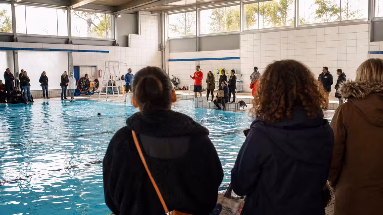 Bassin intérieur d’une piscine municipale animé par des participants lors d’une matinée solidaire