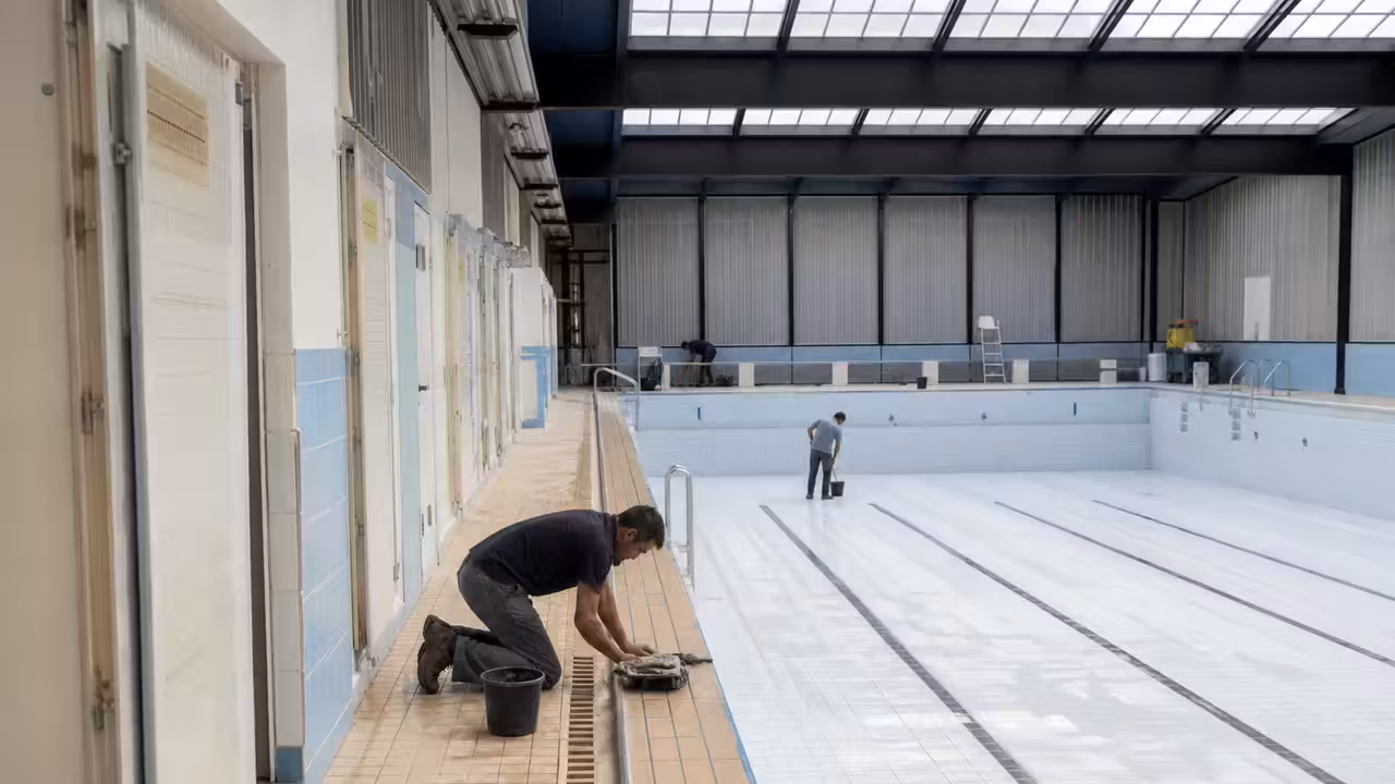 Bassin de piscine municipale vidé pendant une opération de nettoyage et de maintenance technique