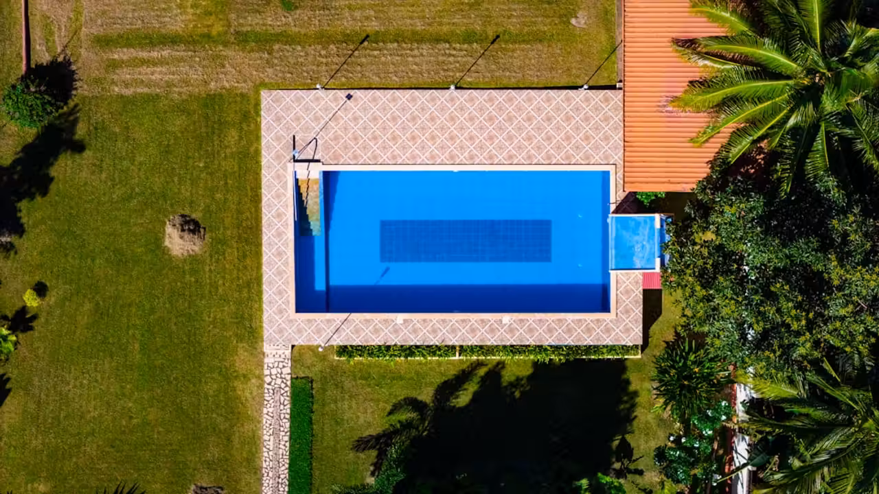 Technicien contrôlant un réacteur UV et le circuit de filtration dans un local technique de piscine