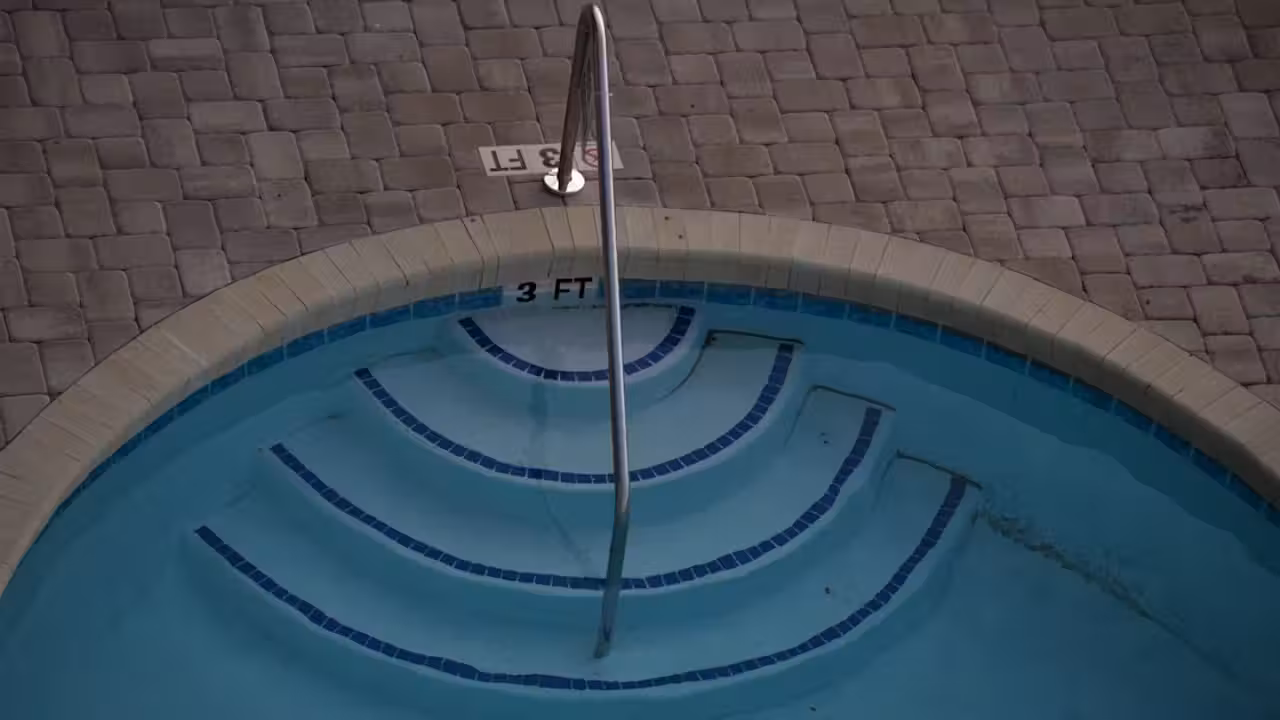 Petite piscine hors-sol tubulaire installée dans un jardin avec filtration et couverture à proximité