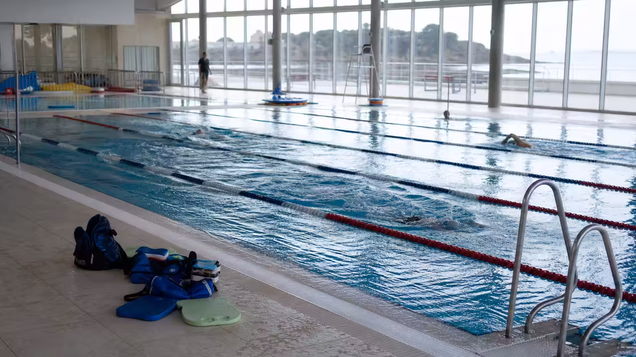 Bassin de 25 mètres d’une piscine municipale moderne préparé pour une séance de natation scolaire
