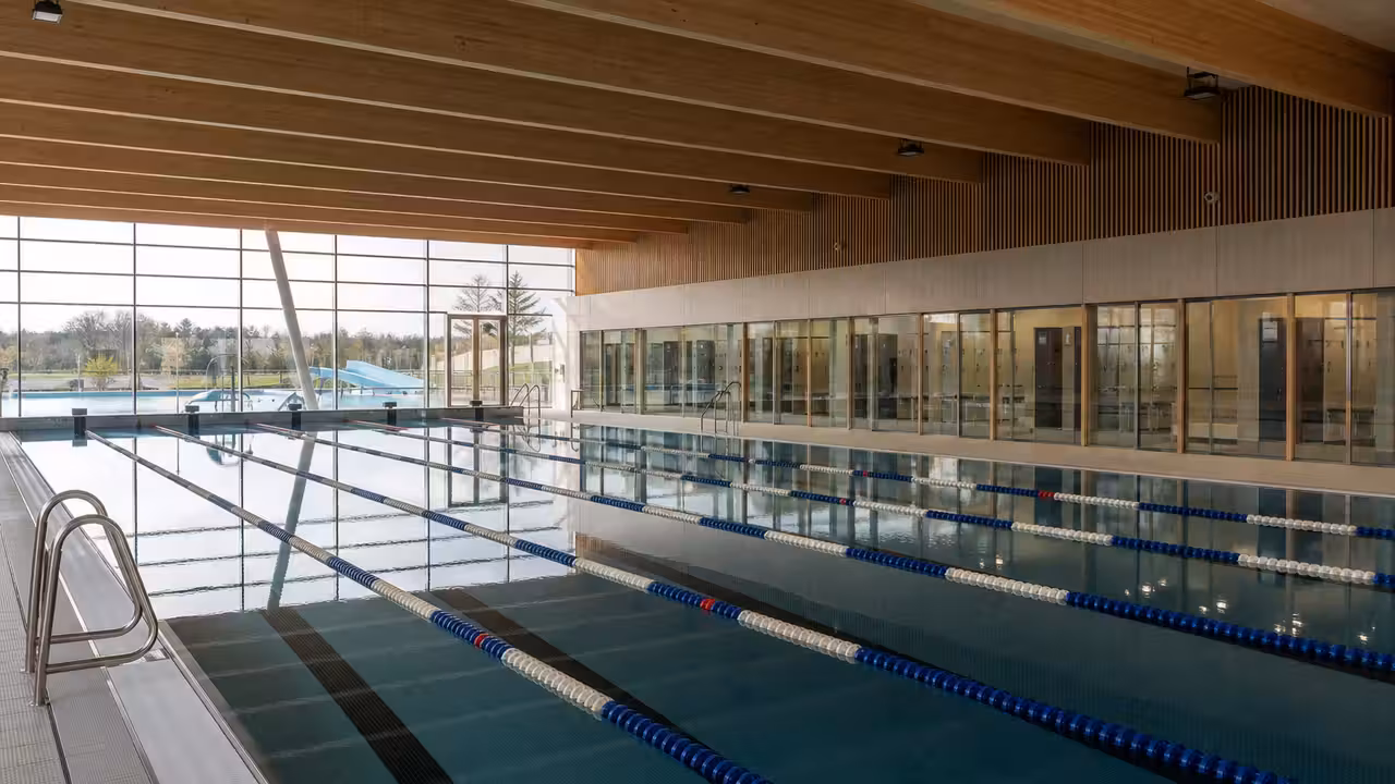 Bassin sportif inox de 25 mètres et six couloirs dans un centre aquatique lumineux à Rouen