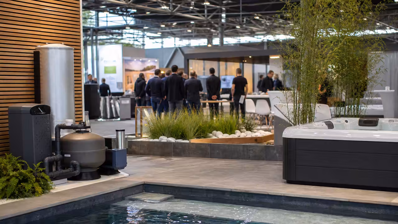 Allée d’un salon professionnel de la piscine avec équipements de filtration et espace spa contemporain