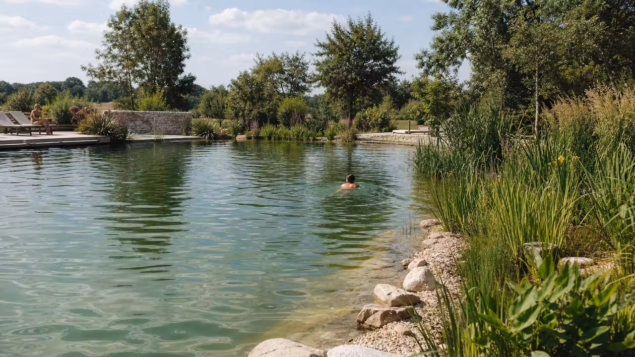 Bassin extérieur de la Piscine du Val de Scie avec zone de baignade et espaces de repos