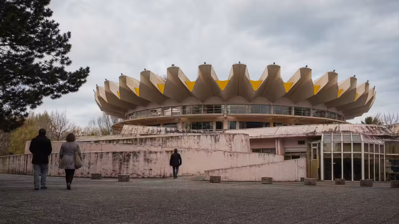 La piscine Tournesol de Lannemezan vue de l’extérieur, avec son architecture circulaire emblématique