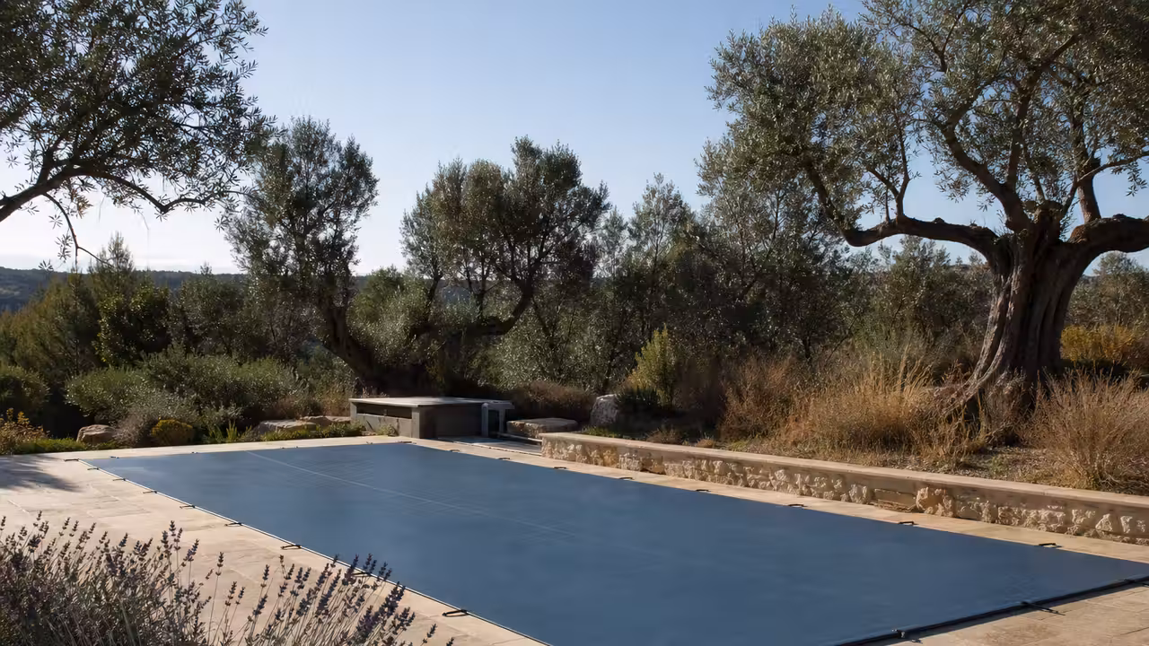 Piscine privée couverte dans un jardin sec, avec filtration discrète et végétation méditerranéenne