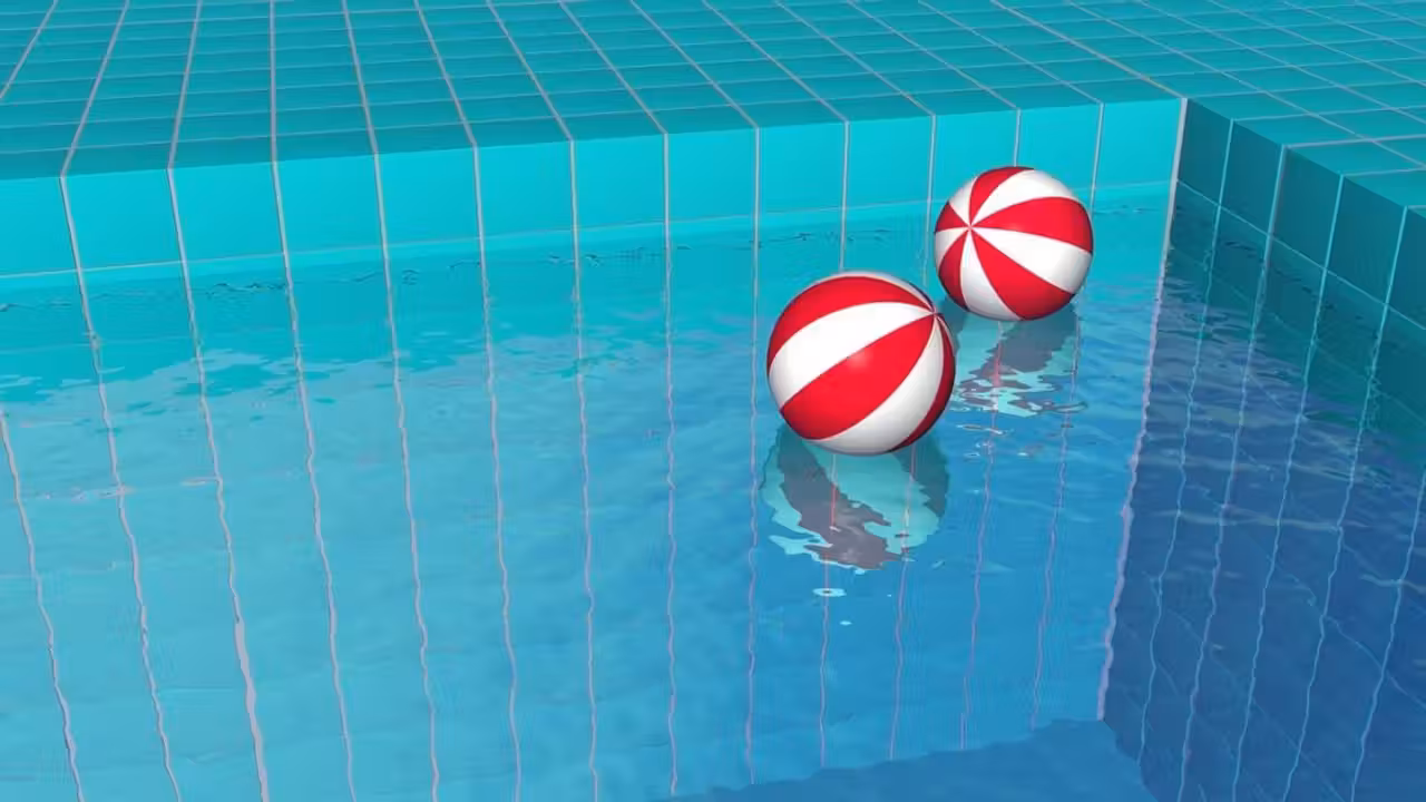 Plage de piscine en pierre claire et bois, aménagée autour d’un bassin contemporain dans un jardin