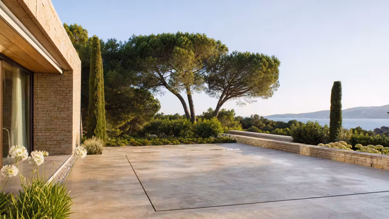 Piscine contemporaine à fond mobile relevé au niveau de la terrasse, dans un jardin résidentiel soigné