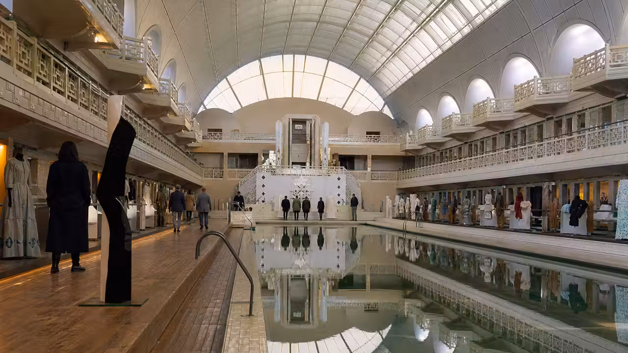 Ancien bassin Art déco du musée La Piscine de Roubaix éclairé par une verrière et aménagé en galerie