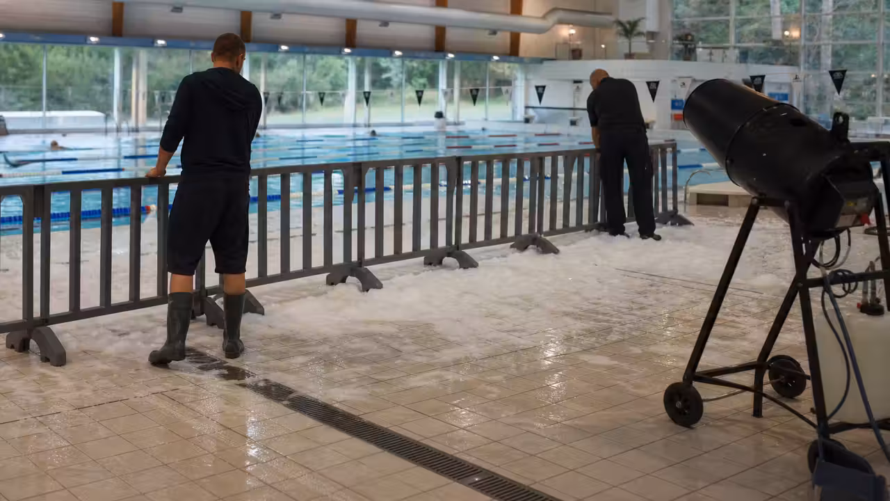 Zone d’animation mousse séparée du bassin dans une piscine publique, préparée par le personnel technique.
