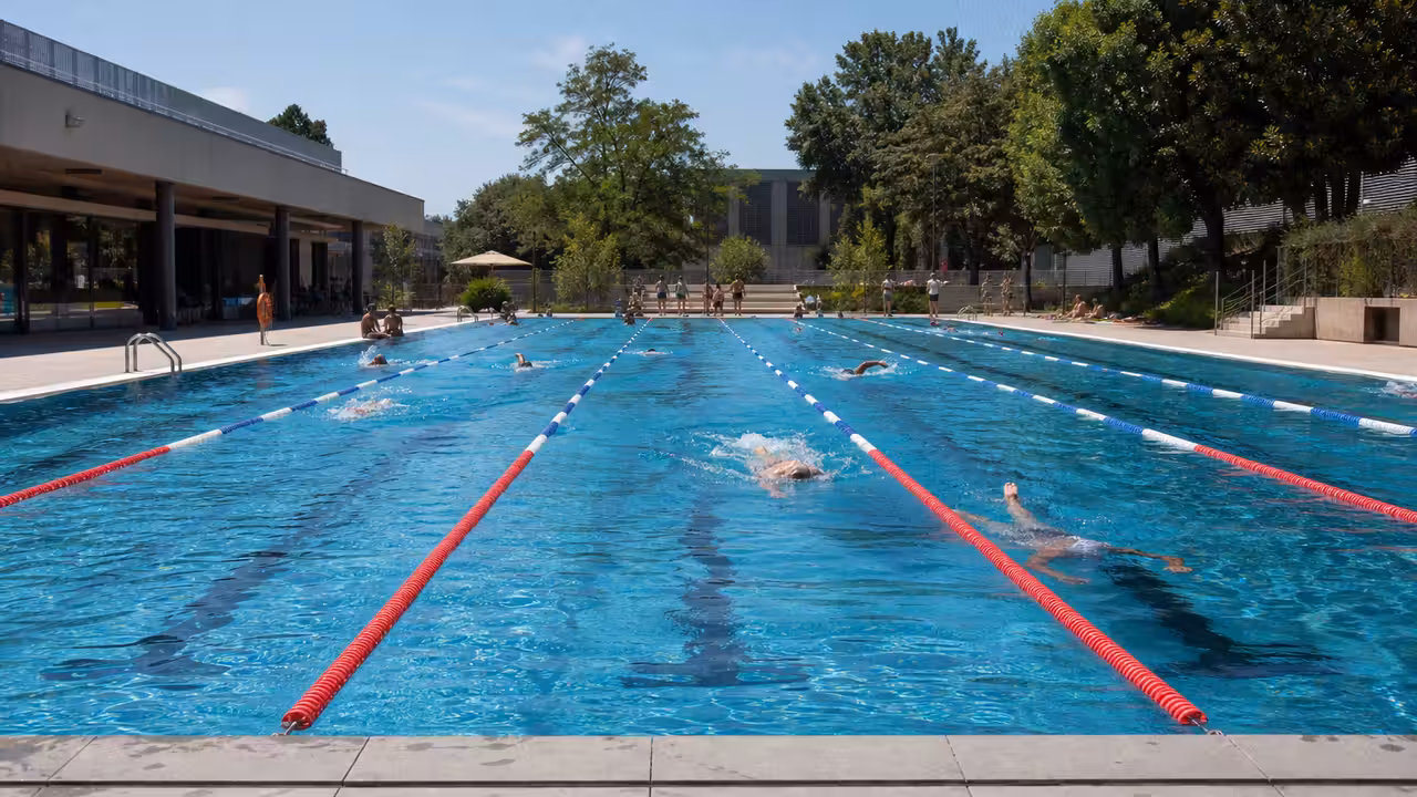Bassin extérieur de 50 mètres fréquenté en été dans un complexe aquatique urbain à Toulouse