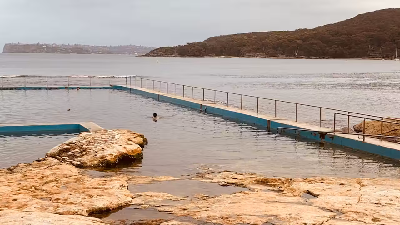 Rayonnages d’un distributeur d’équipements de piscine avec pompes, filtres et cartons de pièces détachées