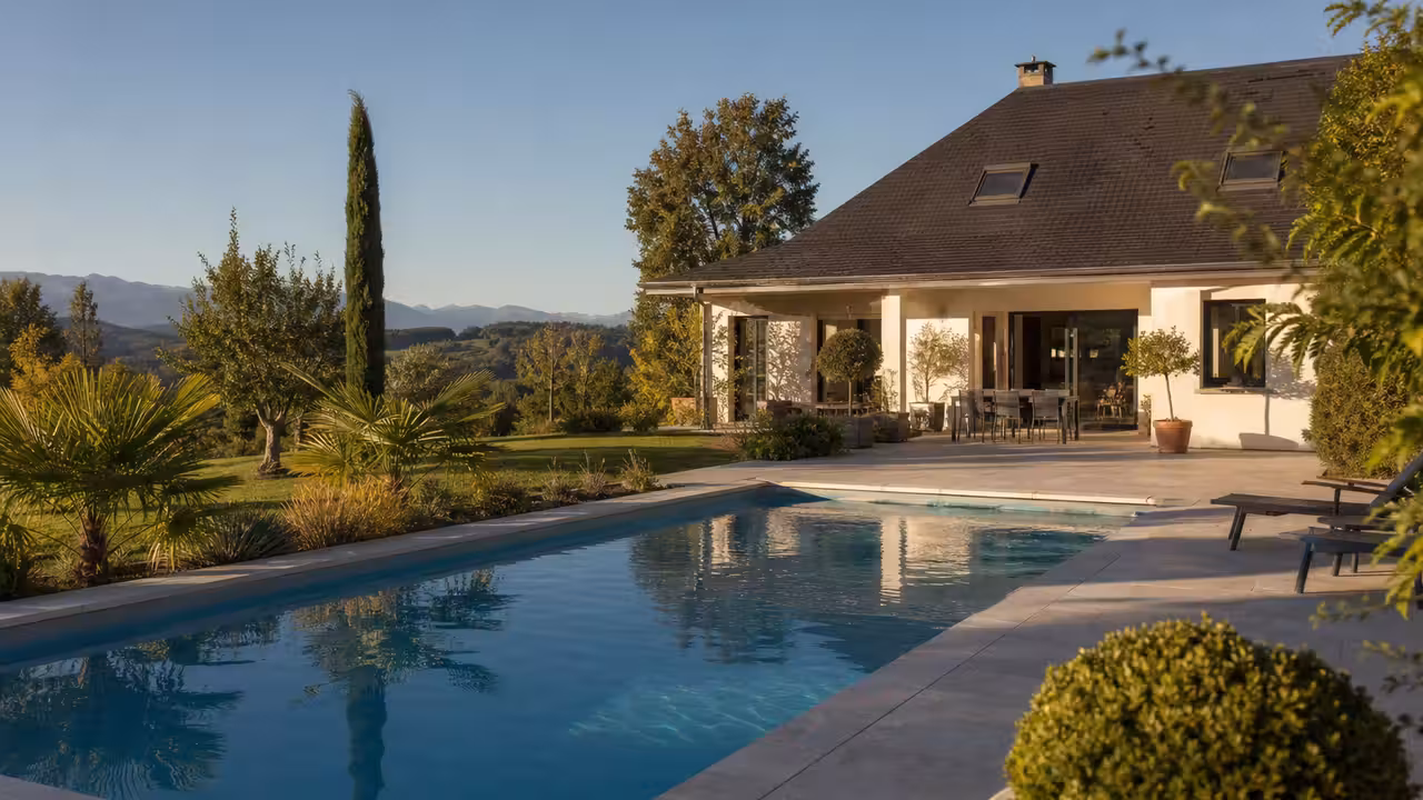Villa contemporaine à Pau avec bassin rectangulaire, terrasse minérale et jardin arboré