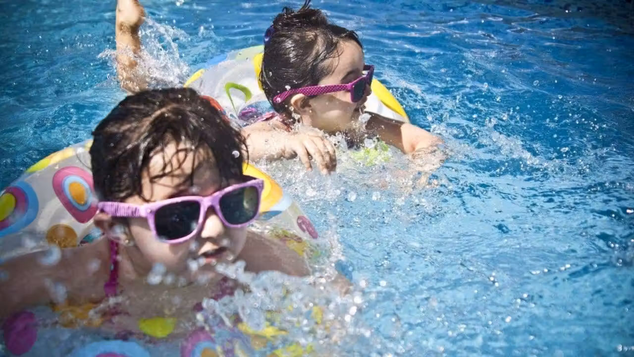 Piscine extérieure couverte pour l’hiver, avec eau calme et local technique protégé du froid