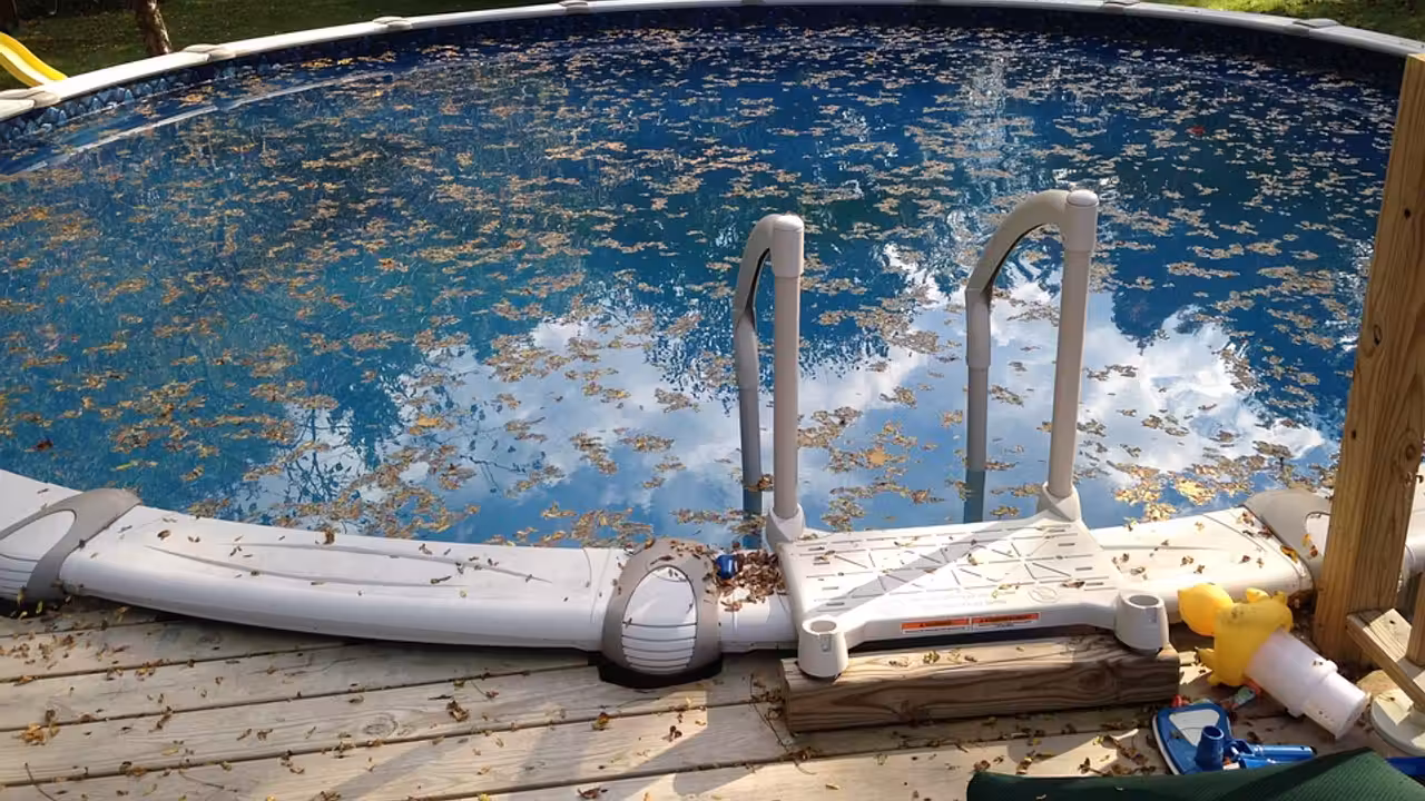 Skimmer encastré dans la paroi d’une piscine, avec volet flottant et eau claire à mi-hauteur