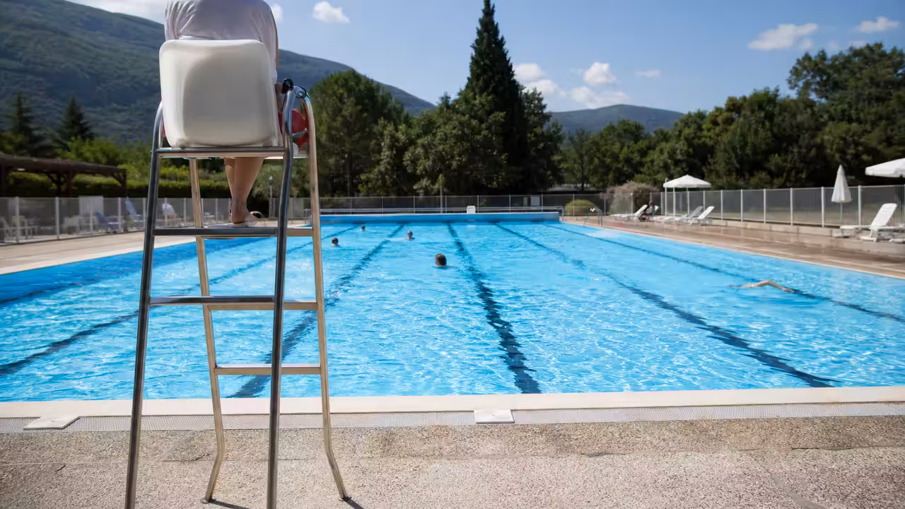 Bassin extérieur d’une piscine municipale avec lignes d’eau et espaces de repos en été