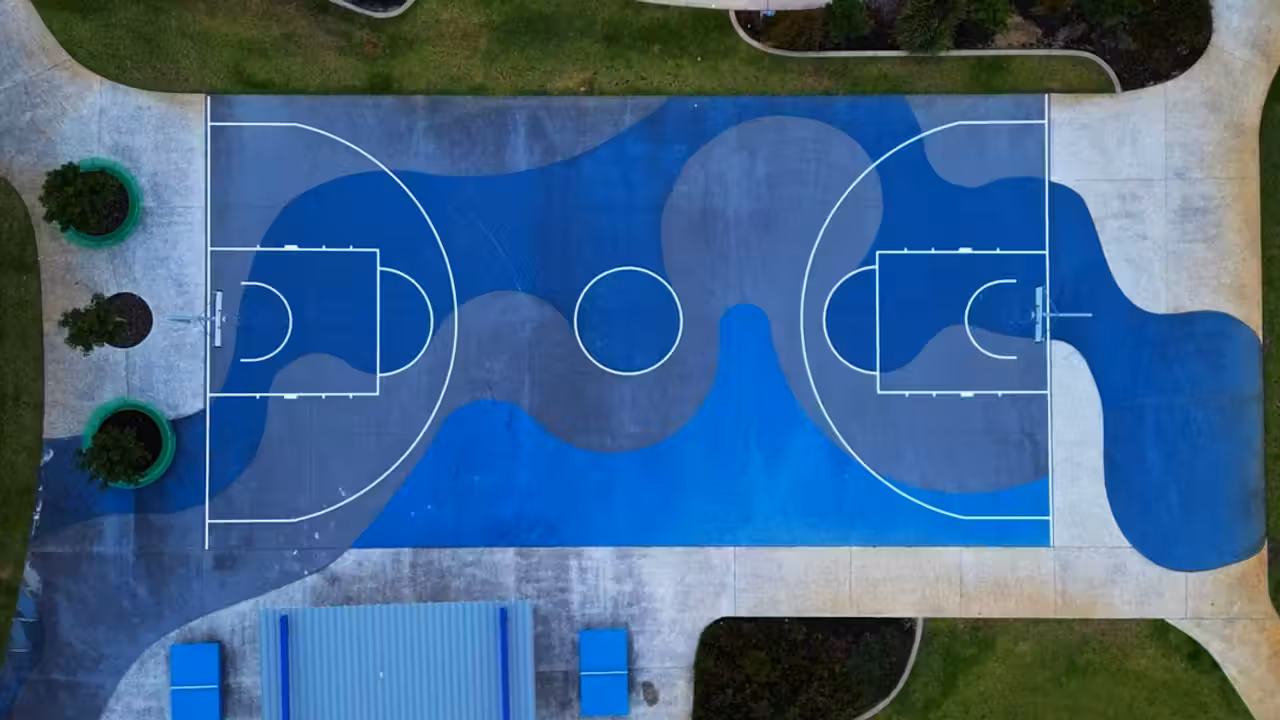 Piscine rectangulaire compacte intégrée dans un jardin urbain avec terrasse sobre et végétation