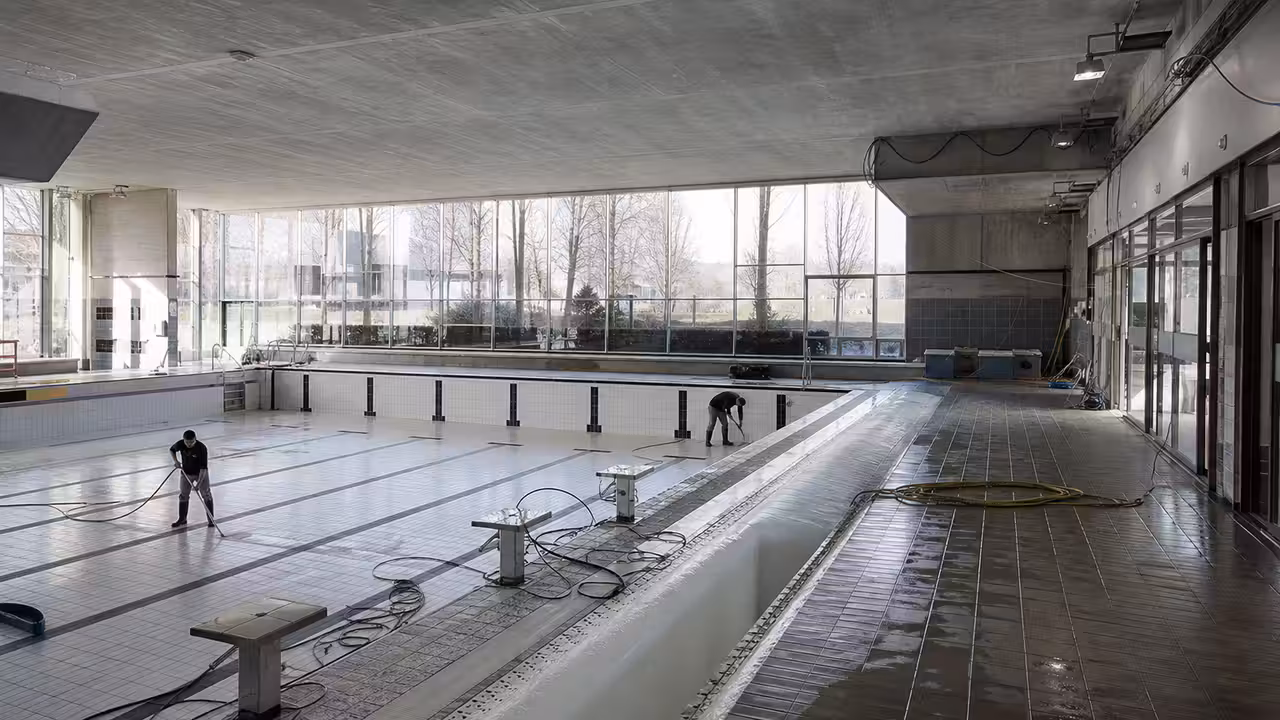 Bassin couvert d’une piscine municipale vide pendant un chantier de maintenance et de rénovation technique