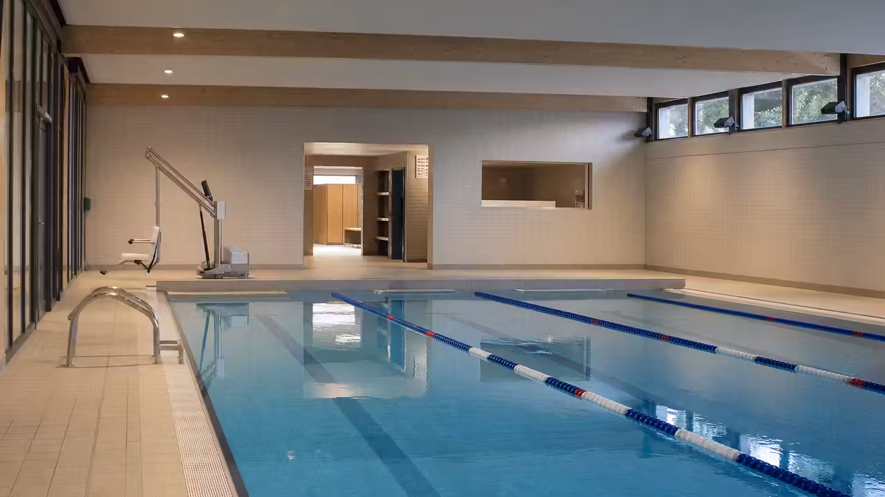Bassin municipal rénové avec lignes d’eau, vestiaires lumineux et équipements de filtration modernisés
