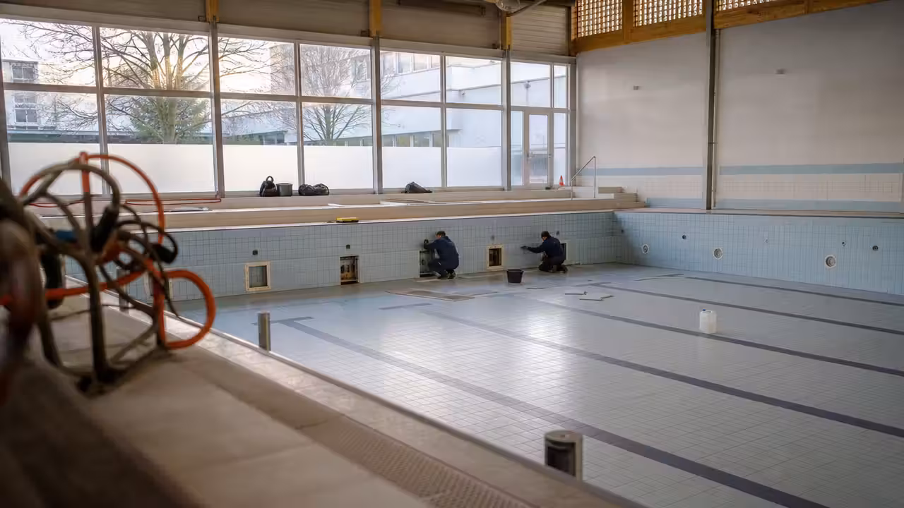 Hall de piscine municipale vide pendant une opération de nettoyage et de maintenance des bassins