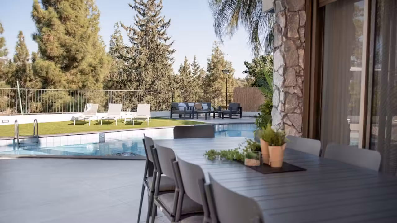 Bassin couvert vidé pendant la réfection du carrelage et de l’étanchéité d’un centre aquatique