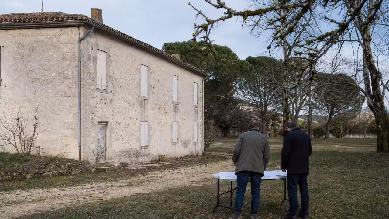 Ancienne auberge en pierre et terrain communal étudiés comme site potentiel d’un projet public à Saint-Vallier
