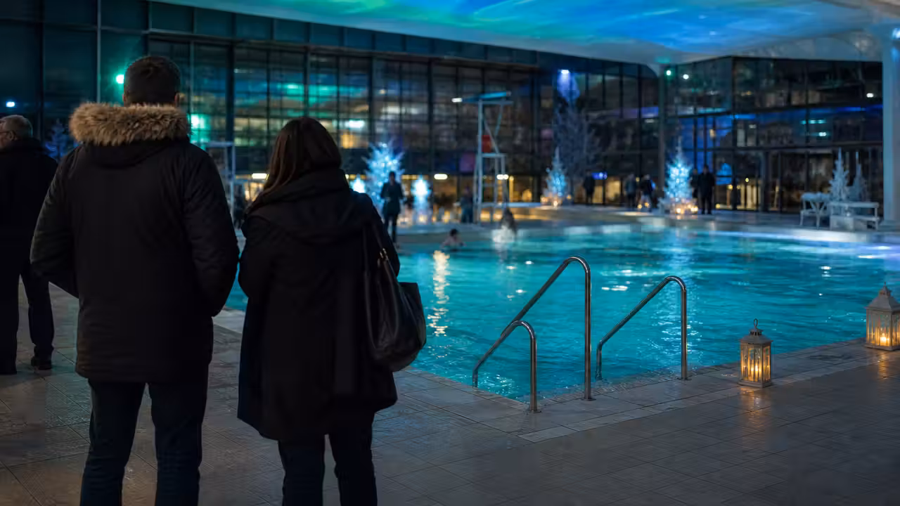 Ambiance hivernale lumineuse autour d’un bassin intérieur lors d’une animation familiale en piscine publique