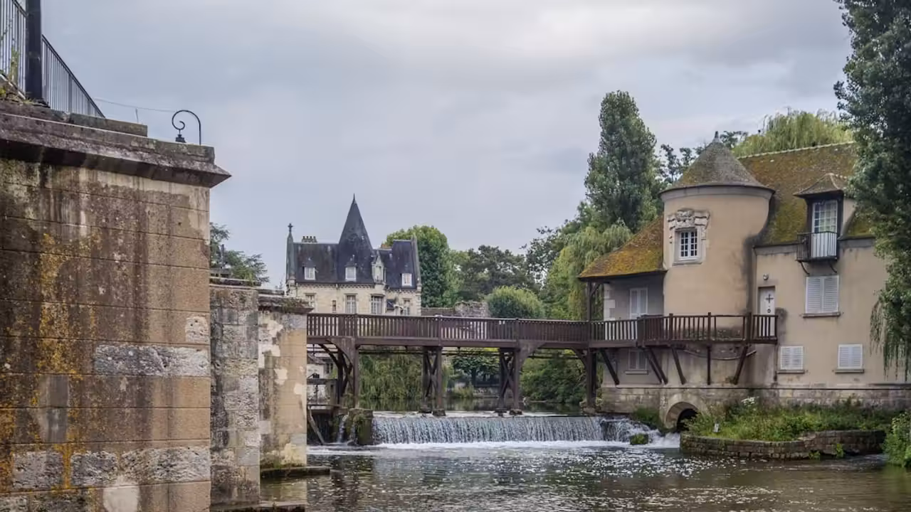 Vue extérieure d’un centre aquatique contemporain avec bassin couvert et espaces paysagers en Seine-et-Marne