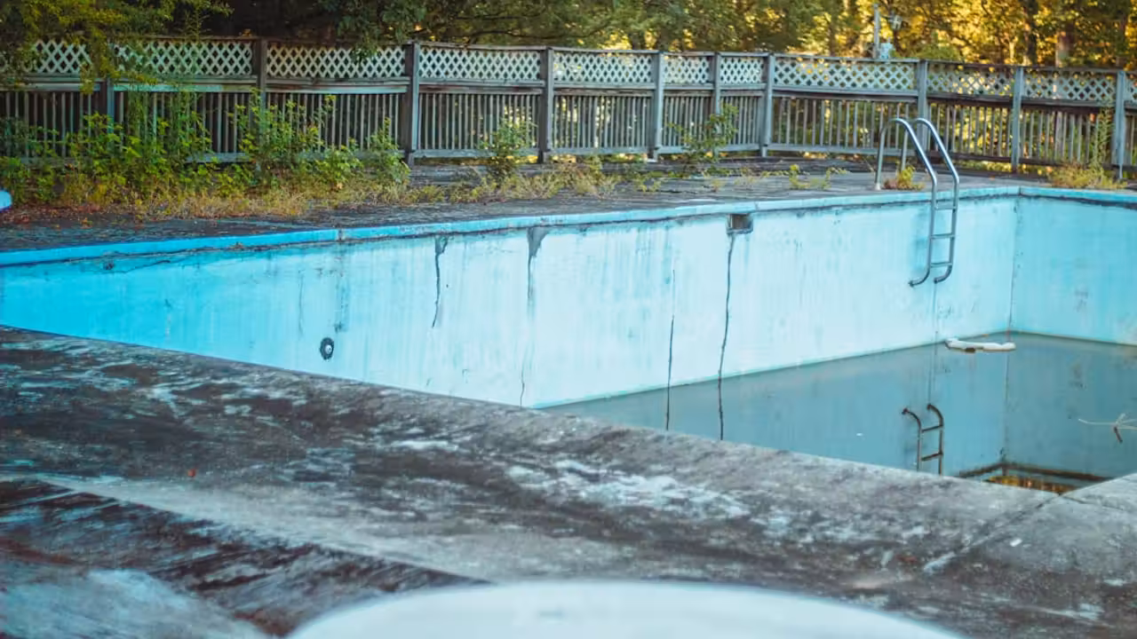 Local technique de piscine publique avec bidons de produits rangés séparément sur des étagères sécurisées