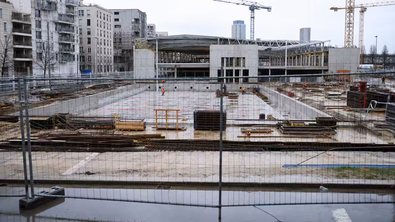 Vue d’un chantier de centre aquatique urbain avec un bassin sportif de 50 mètres en cours de réalisation