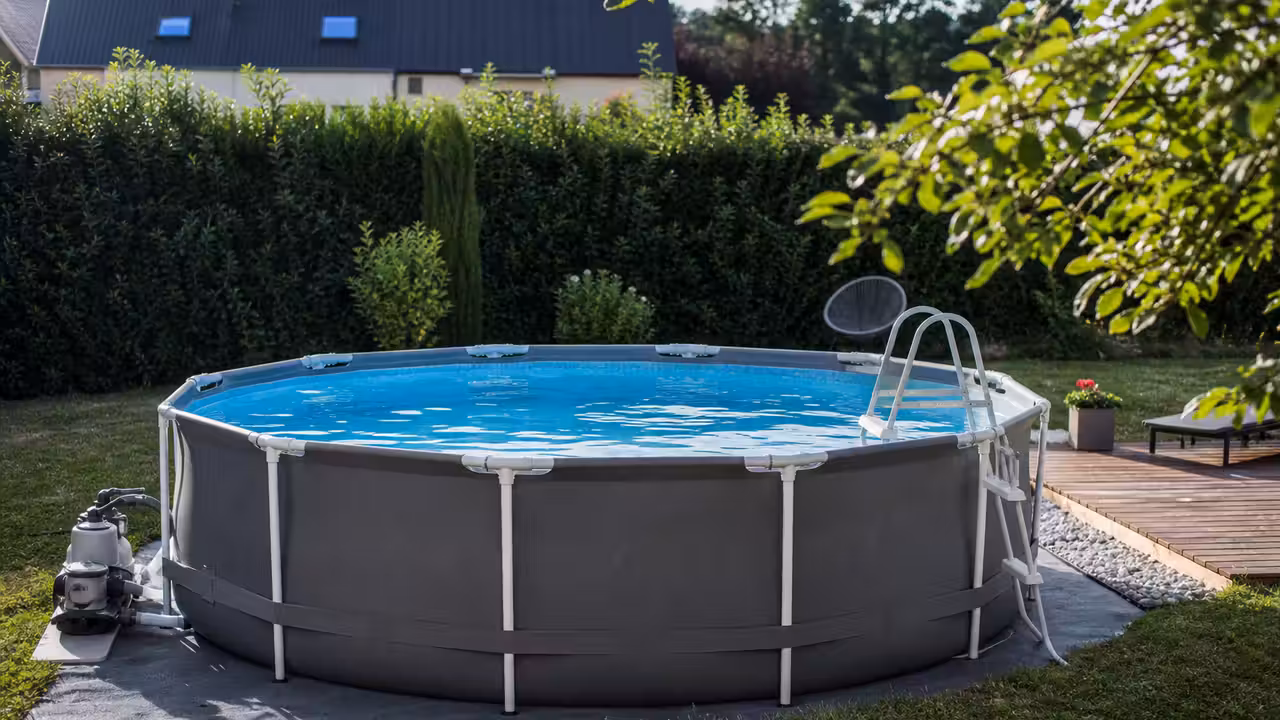 Piscine hors sol tubulaire installée sur un terrain plat avec filtration et espace de circulation