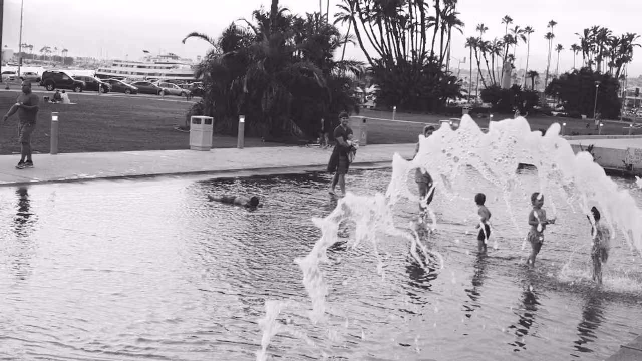 Écoliers vus de dos lors d’un atelier de natation encadré dans une piscine publique couverte