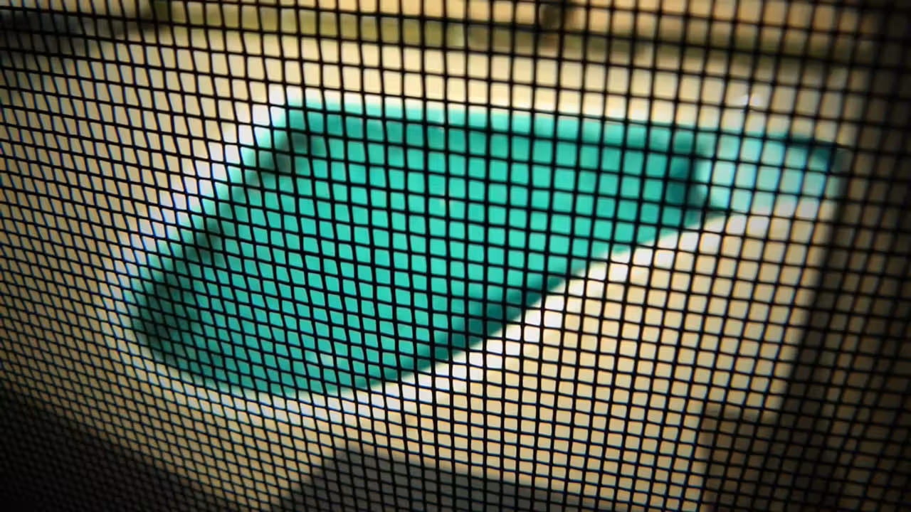 Robot électrique de piscine nettoyant le fond d’un bassin privé aux parois claires en été