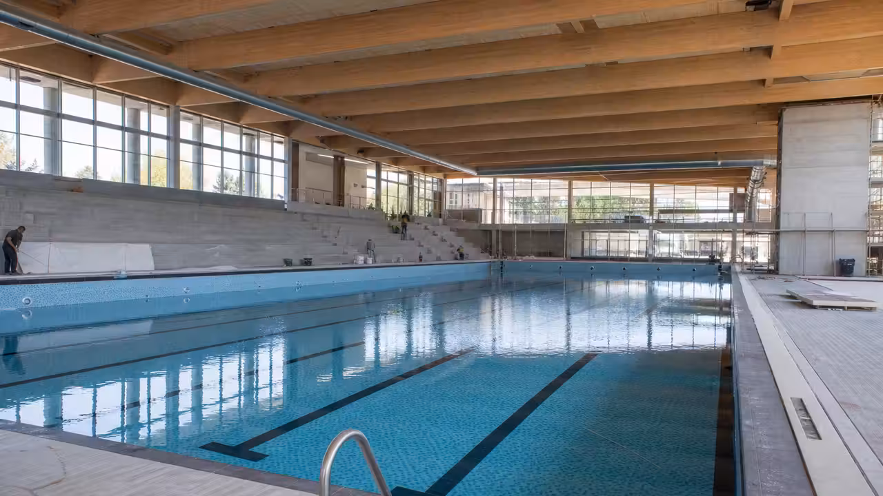 Projet de bassin sportif de 50 mètres dans un centre aquatique municipal lumineux à Nice