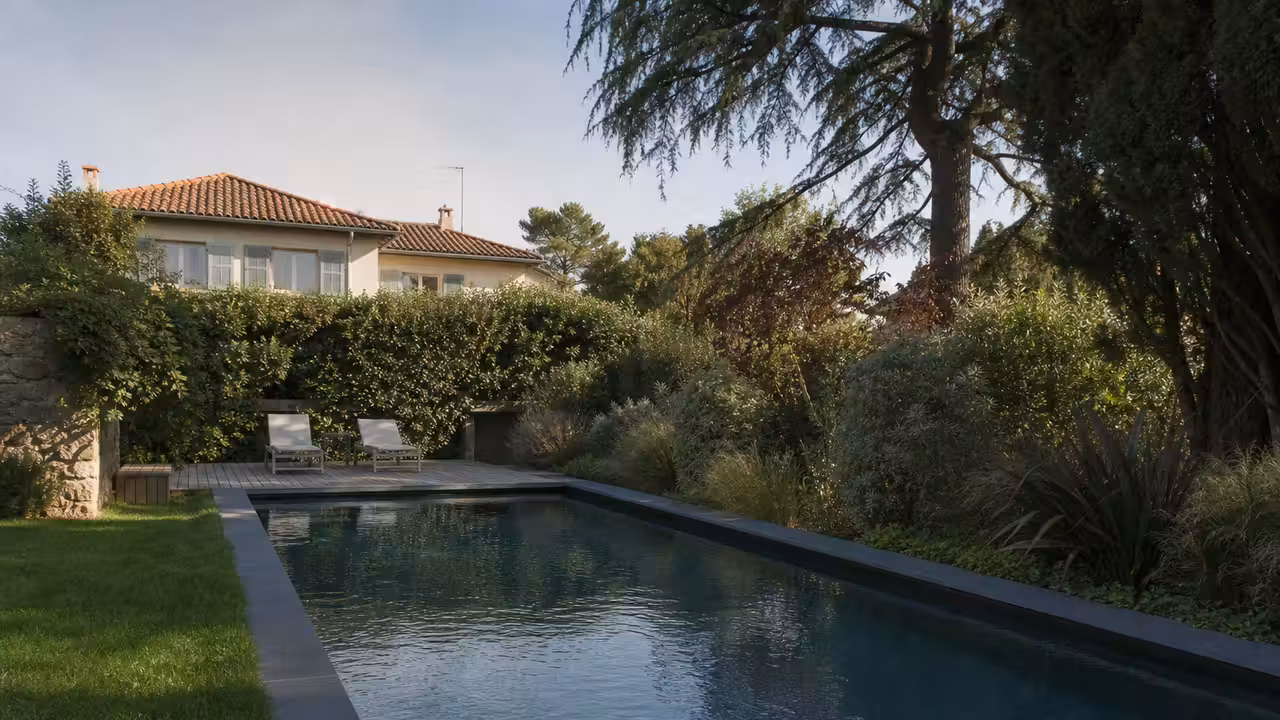 Piscine contemporaine aux lignes épurées dans un jardin résidentiel, séparée d’une maison voisine par des végétaux