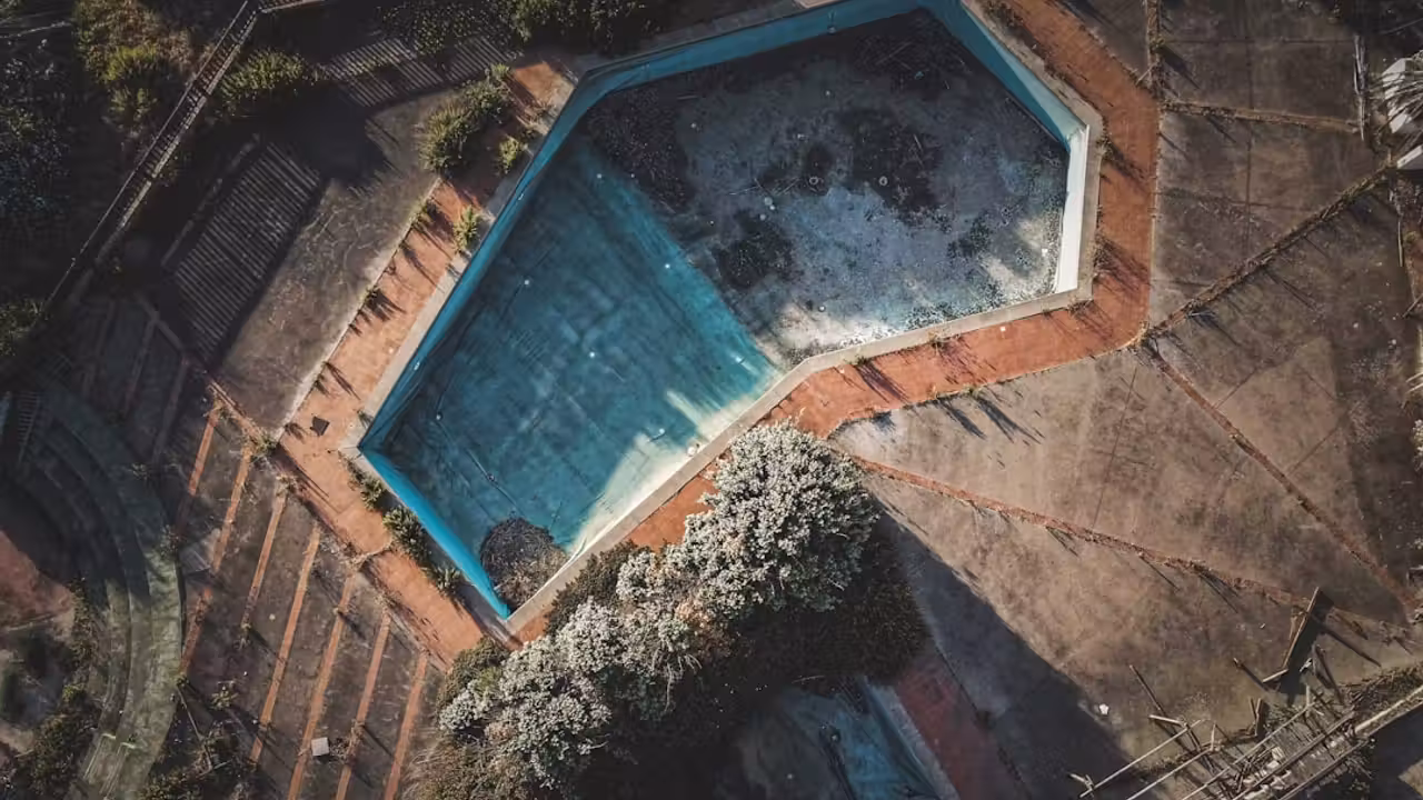 Piscine tubulaire rectangulaire installée sur un jardin plat, avec bâche et zone de circulation dégagée