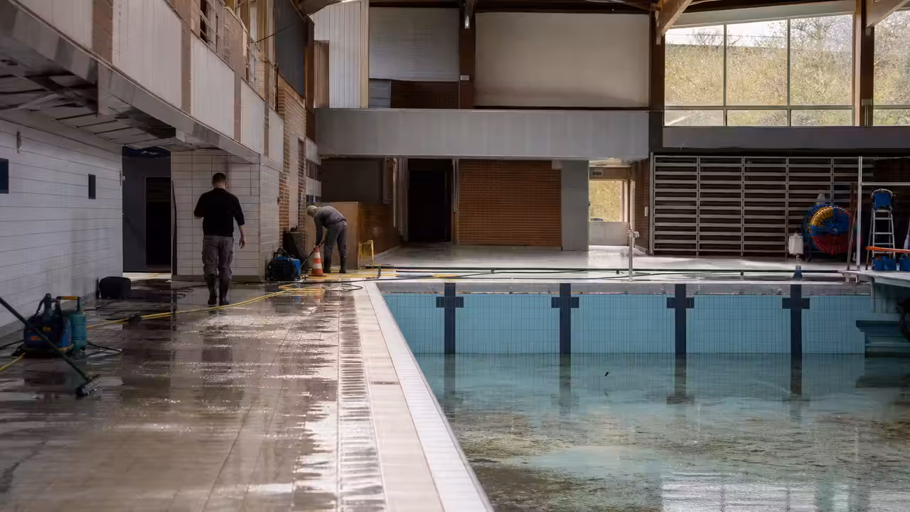 Bassin couvert municipal vide avec niveau d’eau très bas et locaux techniques sécurisés après une fuite