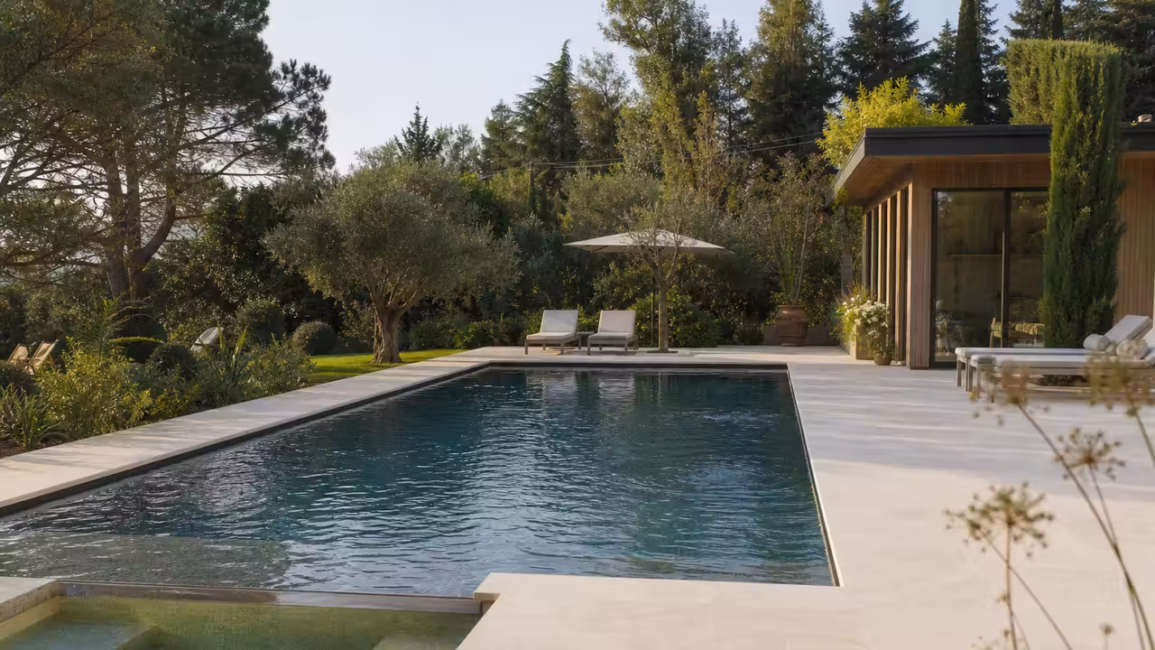 Piscine contemporaine, spa encastré et studio de jardin sur une grande terrasse paysagée