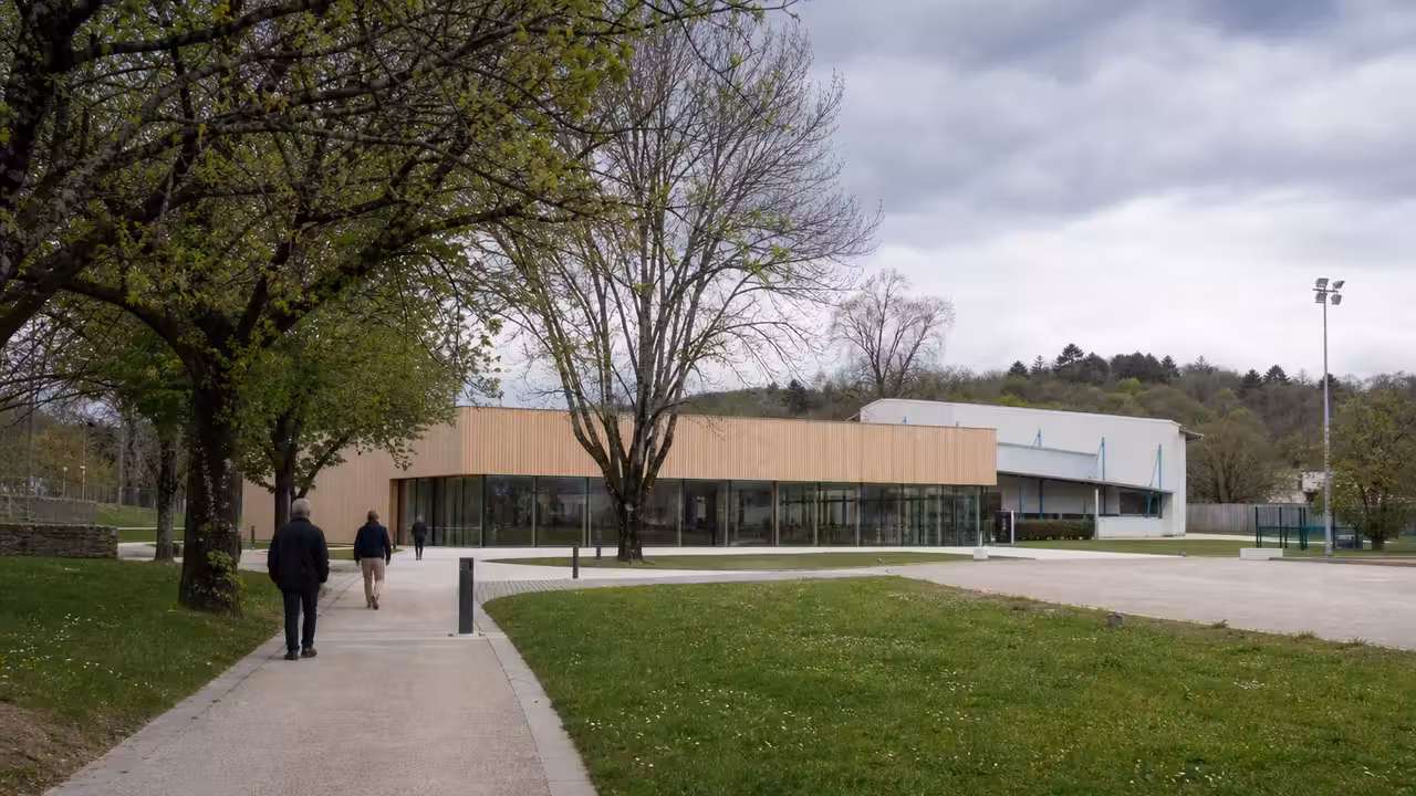 Projet de bassin couvert vu depuis les abords d’un complexe sportif dans une petite ville de Dordogne