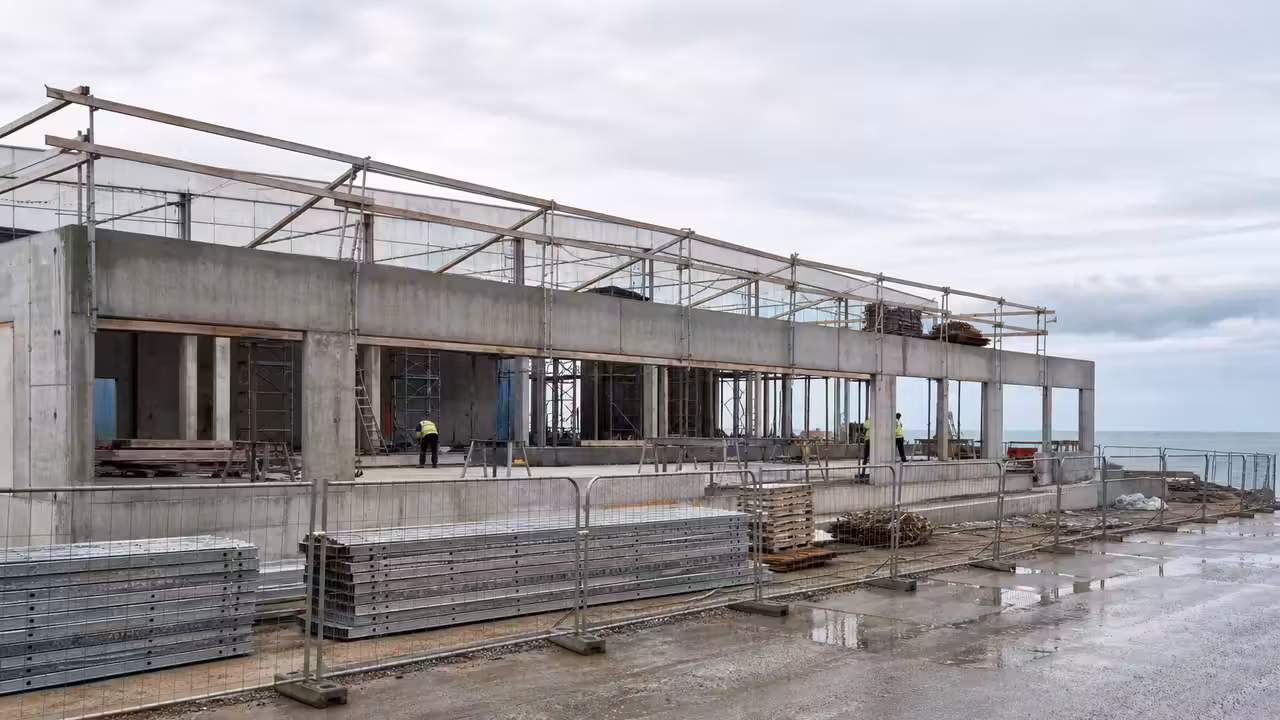 Chantier d’un équipement aquatique municipal avec structure de bassin et vestiaires en cours de reconstruction
