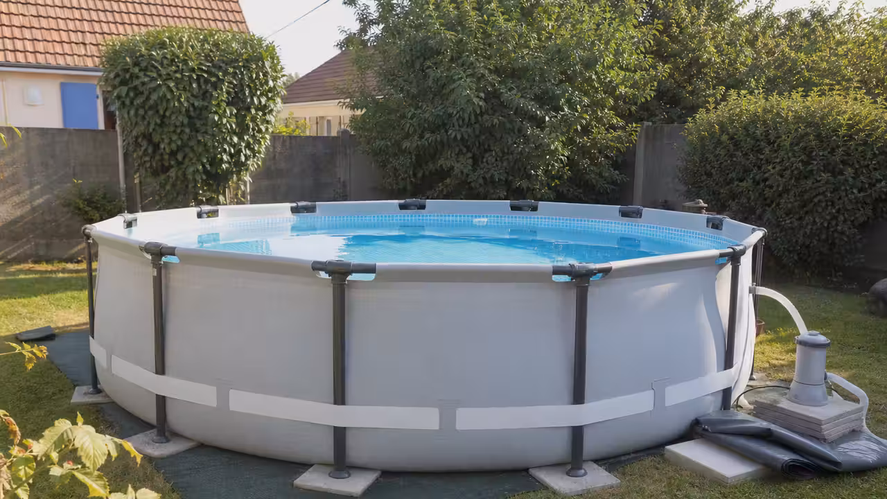 Piscine hors-sol tubulaire ronde installée sur un terrain plan dans un jardin familial ensoleillé