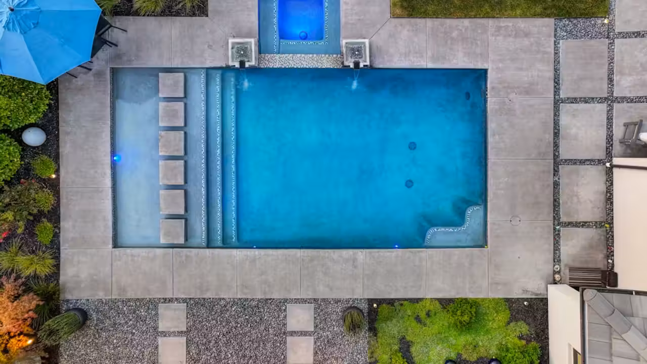 Piscine hors-sol tubulaire familiale installée sur un jardin nivelé, avec filtration et espace sécurisé