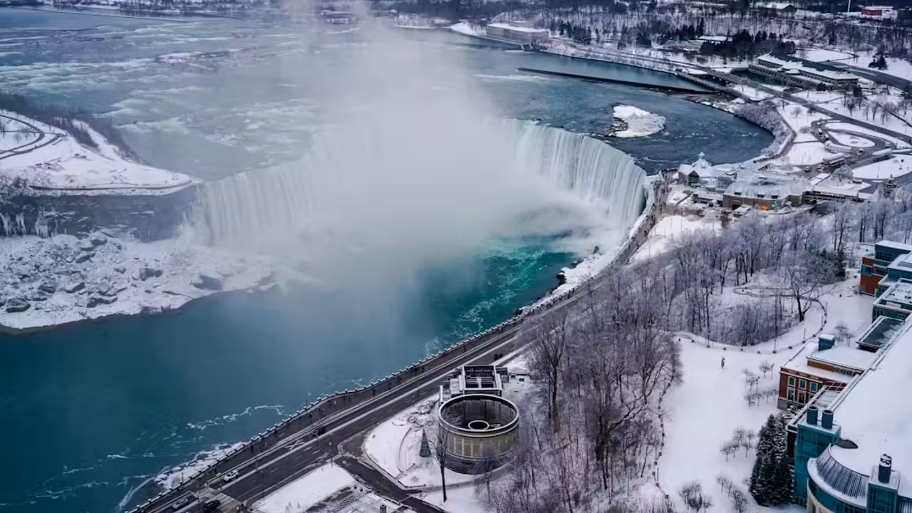Nageur adulte entrant lentement dans un bassin extérieur froid, serviettes et vêtements secs au bord