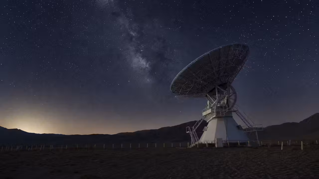 Antennes de radiotélescope sous un ciel nocturne étoilé, utilisées pour étudier l’eau dans l’Univers lointain