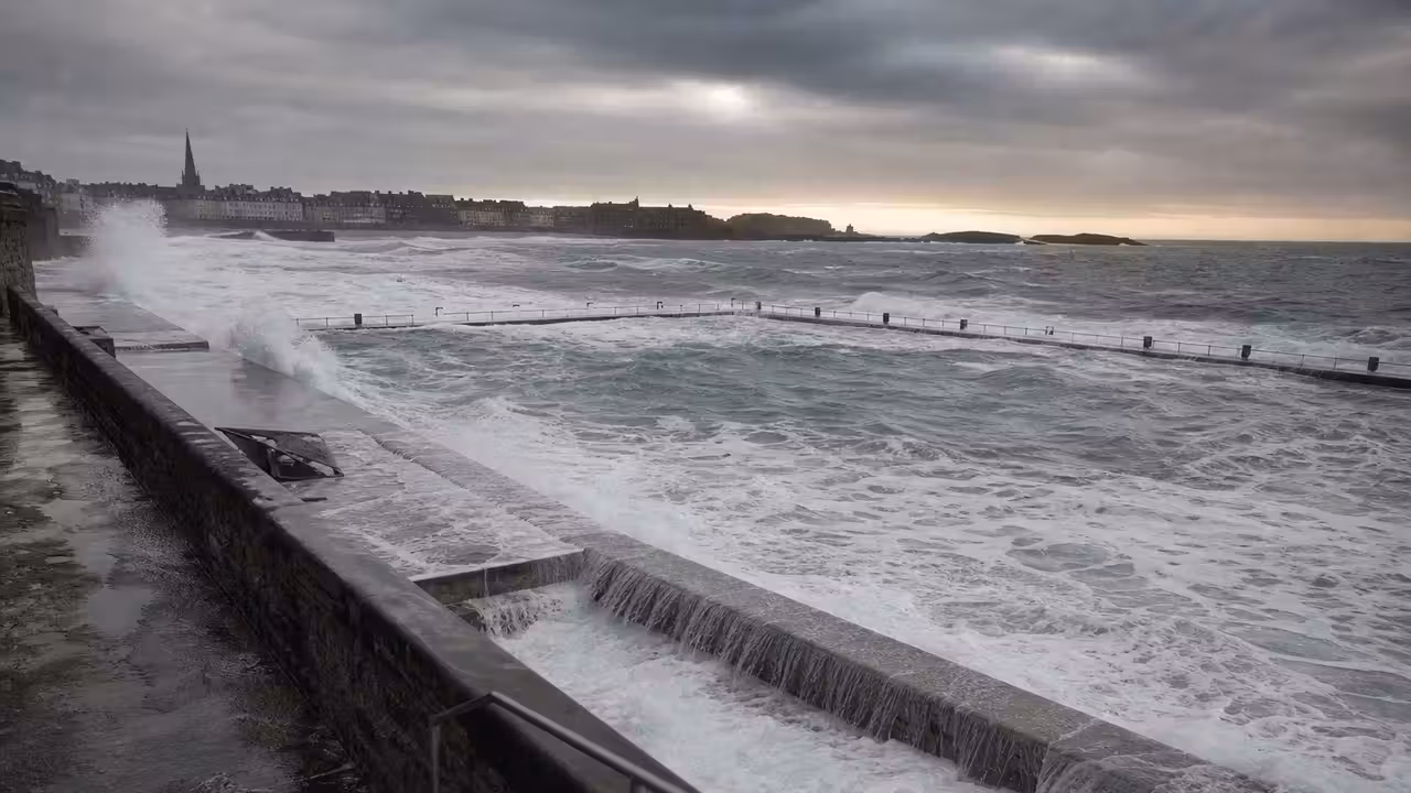 Les vagues de l’Atlantique franchissent la digue et remplissent le bassin d’eau de mer de Bon Secours.