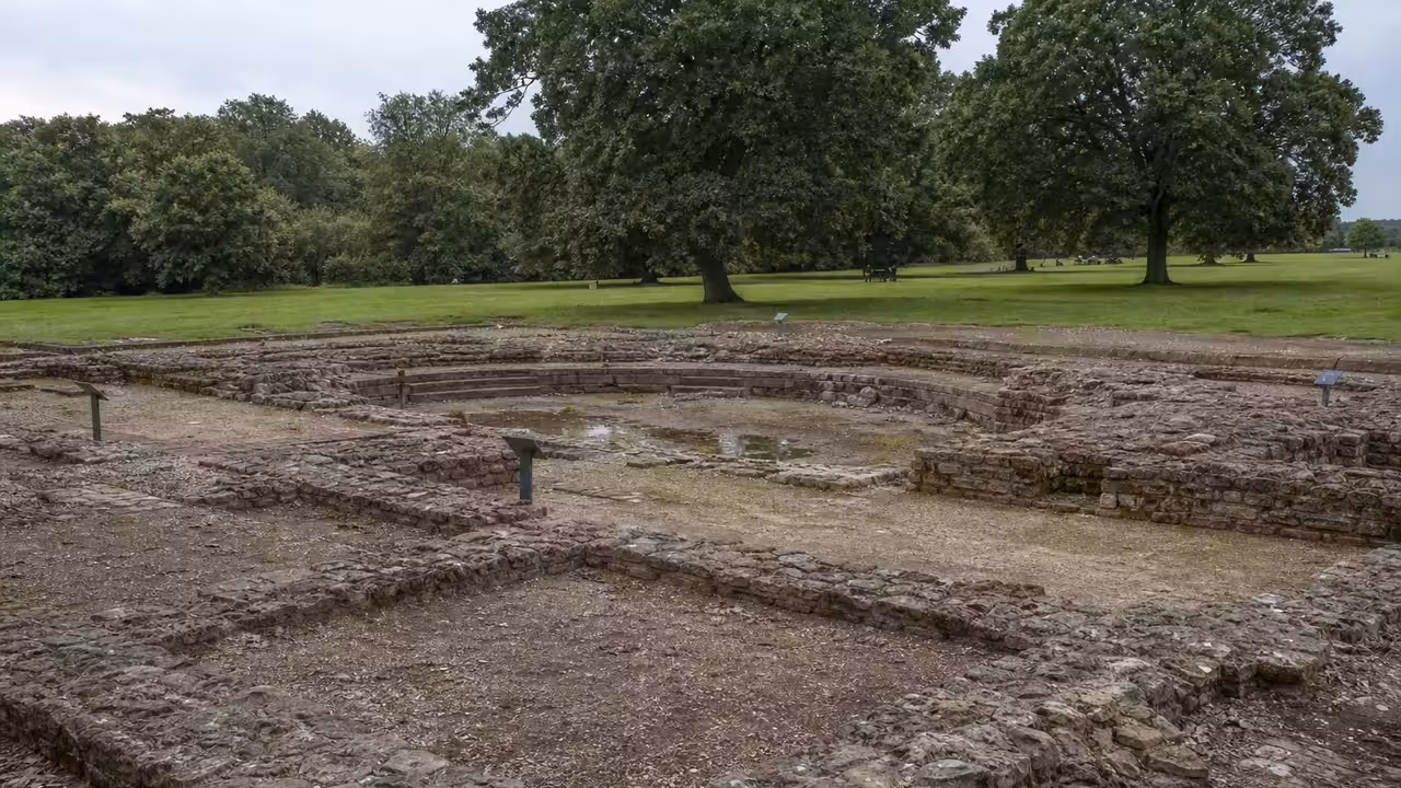 Vestiges maçonnés d’un bassin romain à ciel ouvert dans un parc verdoyant du Hertfordshire